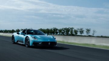 Le Maserati MCPura svelate in anteprima mondiale al Festival of Speed di Goodwood sfoggiano un’inedita livrea azzurra: opaca per la coupé, metallizzata per la Cielo Le Maserati MCPura svelate in anteprima mondiale al Festival of Speed di Goodwood sfoggiano un’inedita livrea azzurra: opaca per la coupé, metallizzata per la Cielo