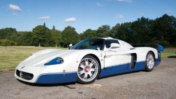 Disegnata dall’Italdesign, la Maserati MC12 sfruttava la meccanica della Ferrari Enzo dello stesso periodo: dietro l’abitacolo a due posti secchi scalpita un V12 senza turbo da 630 CV Disegnata dall’Italdesign, la Maserati MC12 sfruttava la meccanica della Ferrari Enzo dello stesso periodo: dietro l’abitacolo a due posti secchi scalpita un V12 senza turbo da 630 CV