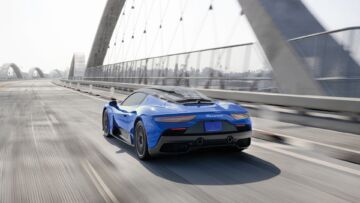 La Maserati MC20 e, sotto, l’Alfa Romeo 33 Stradale che ne sfrutta la raffinata meccanica con il V6 “Nettuno” da 630 CV. Nessuna delle auto è stata offerta in una variante elettrica, come inizialmente previsto La Maserati MC20 e, sotto, l’Alfa Romeo 33 Stradale che ne sfrutta la raffinata meccanica con il V6 “Nettuno” da 630 CV. Nessuna delle auto è stata offerta in una variante elettrica, come inizialmente previsto