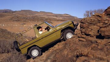 Sopra, una Mercedes Classe G cabriolet prima serie; sotto, il prototipo della versione com il tetto in tela basata sull’auto oggi in vendita Sopra, una Mercedes Classe G cabriolet prima serie; sotto, il prototipo della versione com il tetto in tela basata sull’auto oggi in vendita