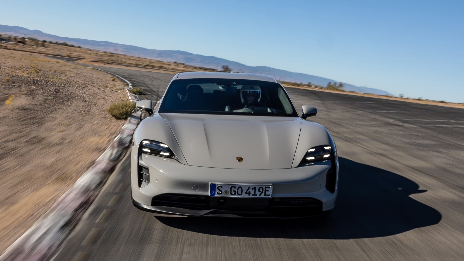 Le auto sportive elettriche sono una grande finzione