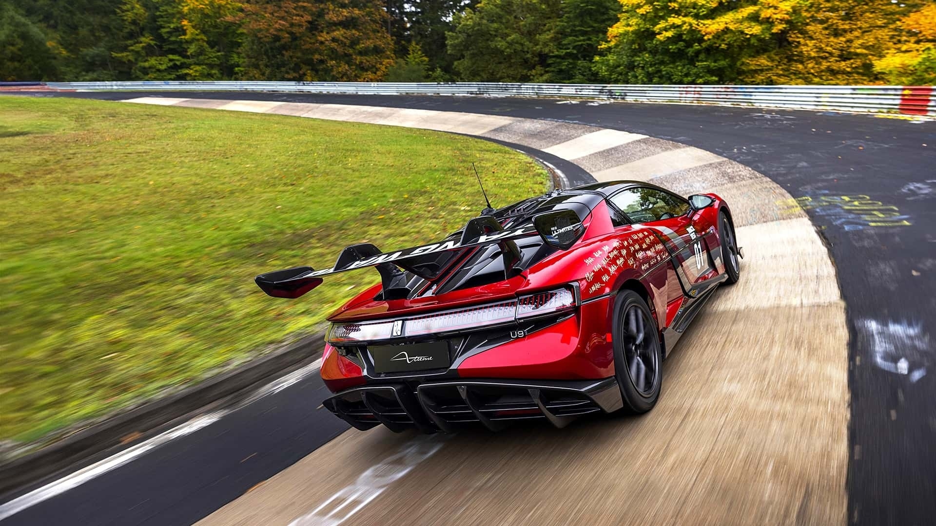 È cinese l’elettrica da record che rompe il muro dei 7 minuti al Nürburgring È cinese l’elettrica da record che rompe il muro dei 7 minuti al Nürburgring