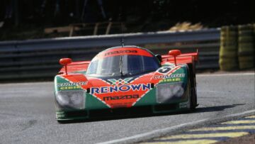 La Mazda 787B che ha vinto la 24 Ore di Le Mans nel 1991 è una delle sport prototipo più amate dagli appassionati. Il rombo del suo potentissimo Wankel, formato da quattro rotori in linea, ognuno con 3 candele, è pura musica per le orecchie degli intenditori La Mazda 787B che ha vinto la 24 Ore di Le Mans nel 1991 è una delle sport prototipo più amate dagli appassionati. Il rombo del suo potentissimo Wankel, formato da quattro rotori in linea, ognuno con 3 candele, è pura musica per le orecchie degli intenditori