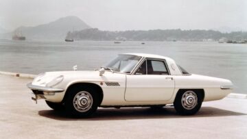 La Mazda Cosmo del 1967 e, sopra, il suo motore a doppio rotore da 110 CV La Mazda Cosmo del 1967 e, sopra, il suo motore a doppio rotore da 110 CV