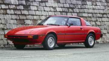 La prima serie della Mazda RX-7, nata nel 1978, era mossa da un birotore da 105 CV La prima serie della Mazda RX-7, nata nel 1978, era mossa da un birotore da 105 CV
