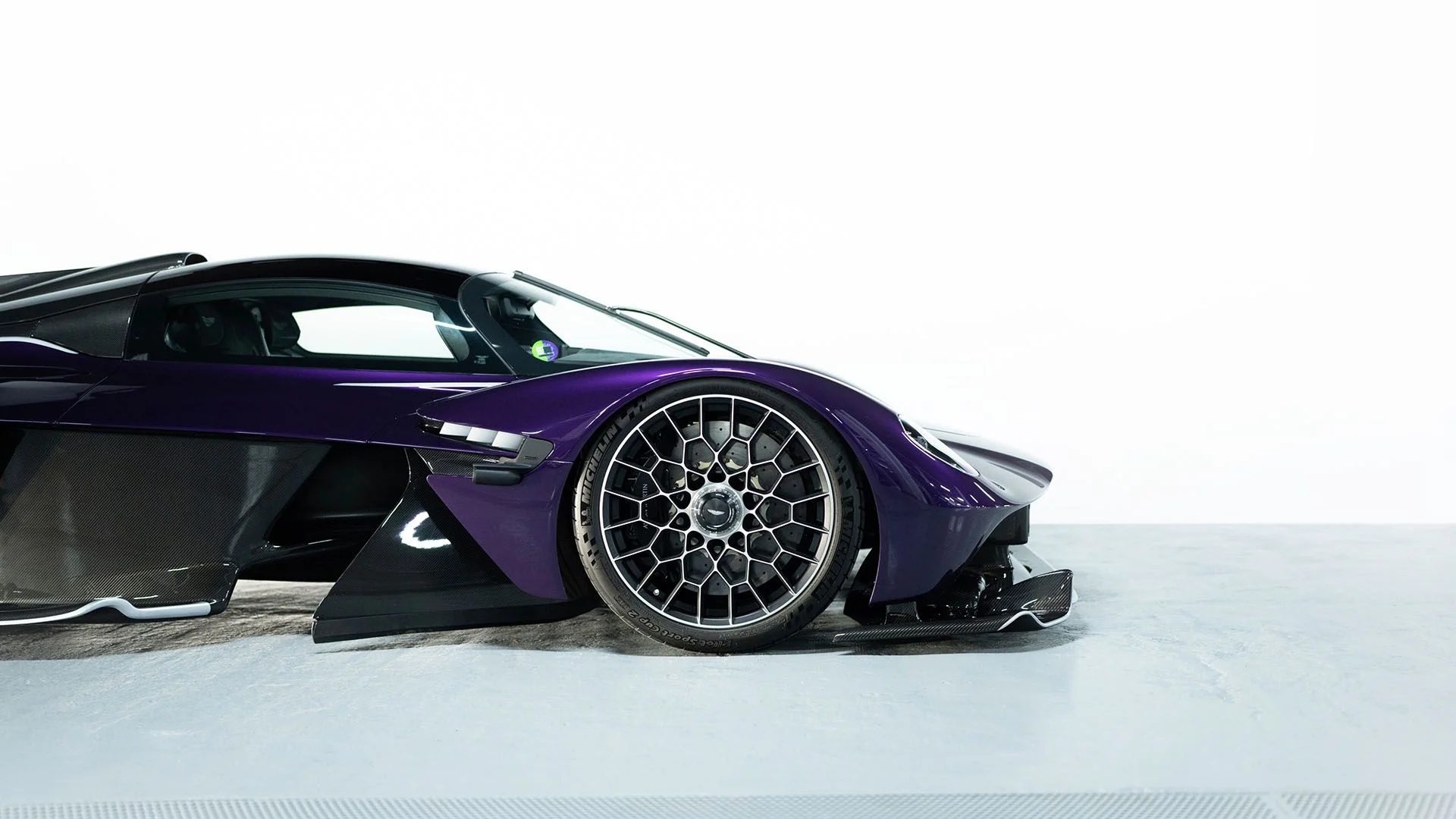 2024-aston-martin-valkyrie-spider (6) 2024-aston-martin-valkyrie-spider (6)