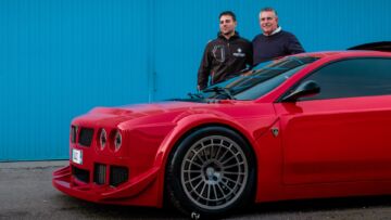 Sopra, alcuni bozzetti della 044S. Sotto, Diego Grassi e il papà Carlo insieme al prototipo dell'auto Sopra, alcuni bozzetti della 044S. Sotto, Diego Grassi e il papà Carlo insieme al prototipo dell'auto