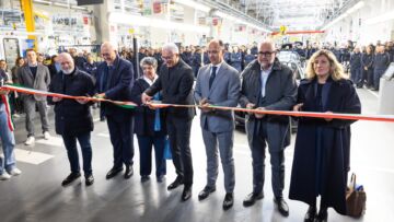 Il simbolico taglio del nastro che sancisce l’inaugurazione delle linee da cui usciranno le Maserati GranTurismo e GranCabrio