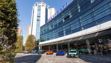 La gamma della Maserati al completo di fronte all’ingresso dello storico stabilimento modenese di viale Ciro Menotti