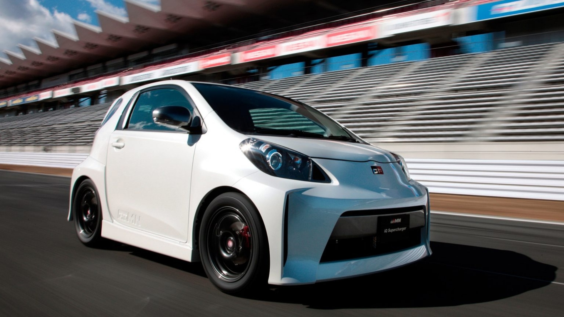 Questa Toyota IQ ha mangiato un chilo di peperoncini a colazione Questa Toyota IQ ha mangiato un chilo di peperoncini a colazione