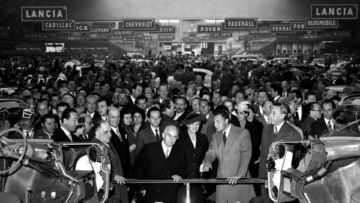 La presentazione della Fiat 600 al salone di Torino del 1955