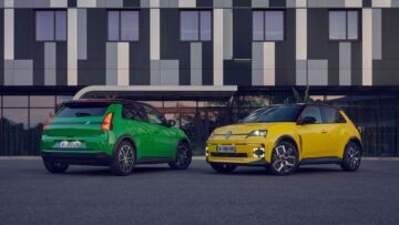 Sopra, la Renault 5 elettrica arrivata nel 2024; sotto, l’antenata degli anni ’70