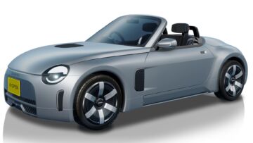 Nella foto sopra, la concept K-Open; sotto, la Copen prima serie del 2002. A distanza di oltre vent’anni, il look e lo “spirito” di questa simpatica kei car sportiva non sono cambiati