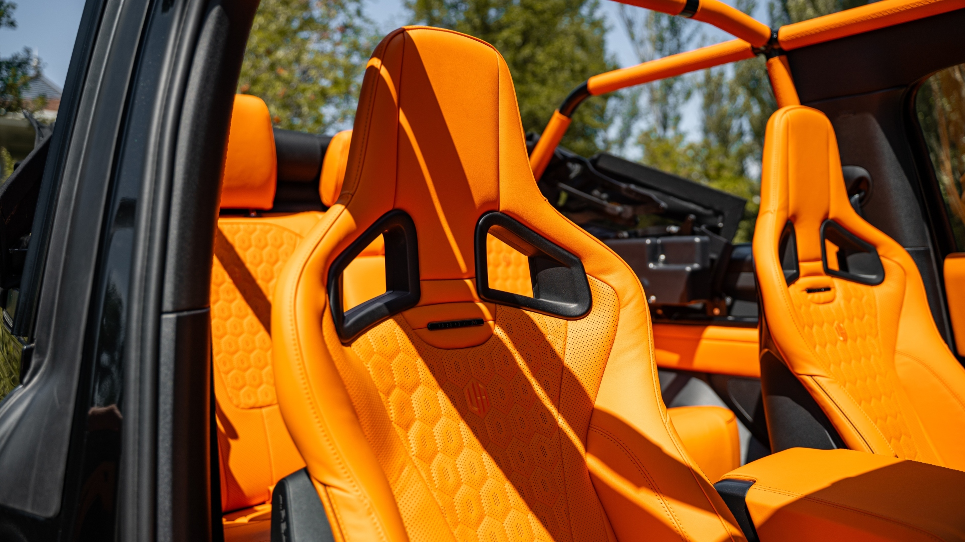 urban_widetrack_heritage_series_soft-top-land-rover-defender-restomod-2025-2