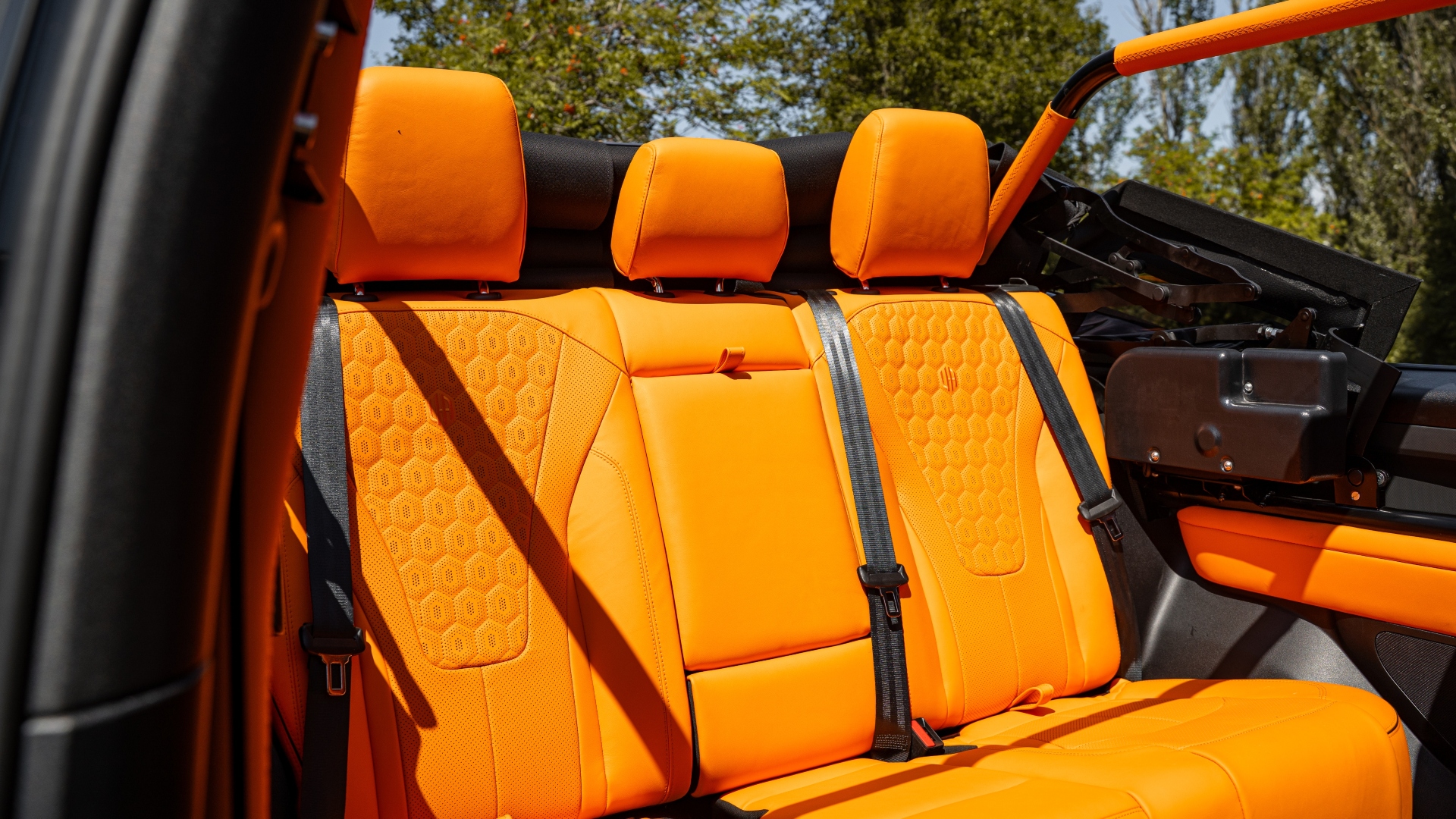 urban_widetrack_heritage_series_soft-top-land-rover-defender-restomod-2025-8