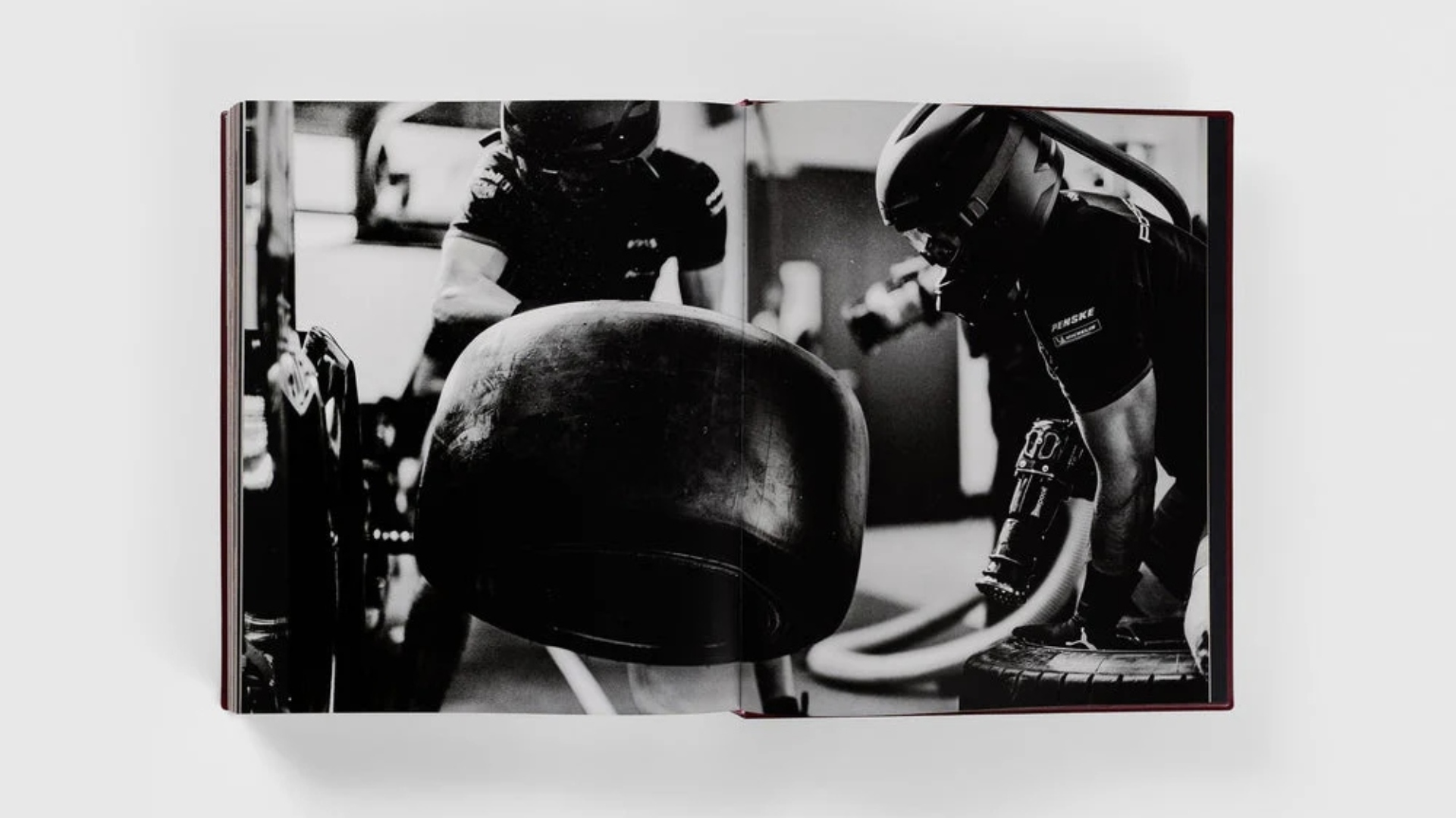 Artifacts-Porsche-Motorsport-libro-2025-10