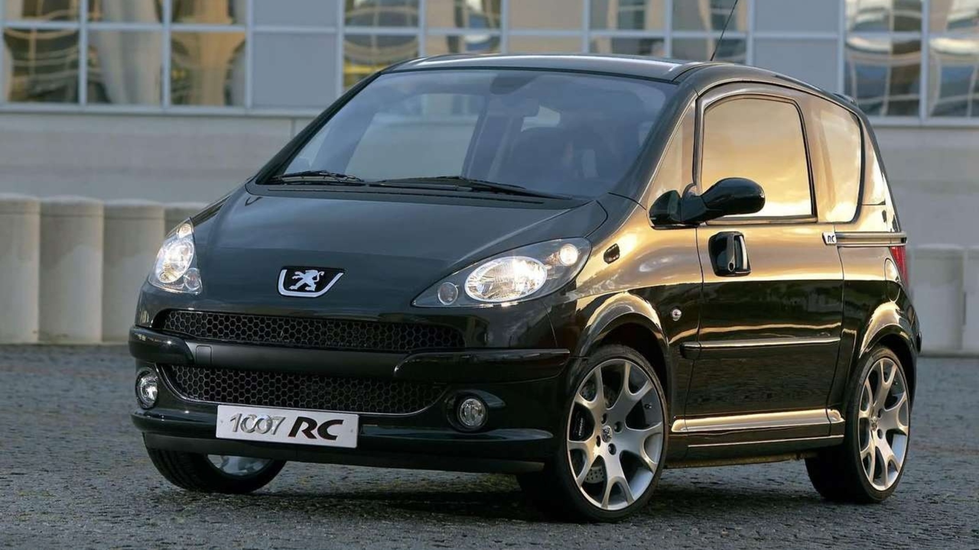 Sapevi che la Peugeot aveva fatto una 1007 RC? Sapevi che la Peugeot aveva fatto una 1007 RC?