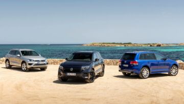 Da sinistra a destra, la seconda, la terza e la prima generazione della Volkswagen Touareg
