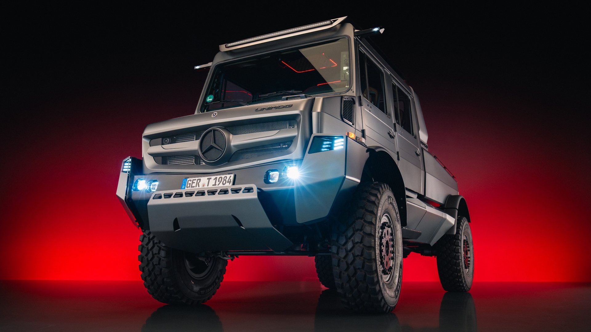 Mercedes Unimog, inarrestabile anche in abito da sera