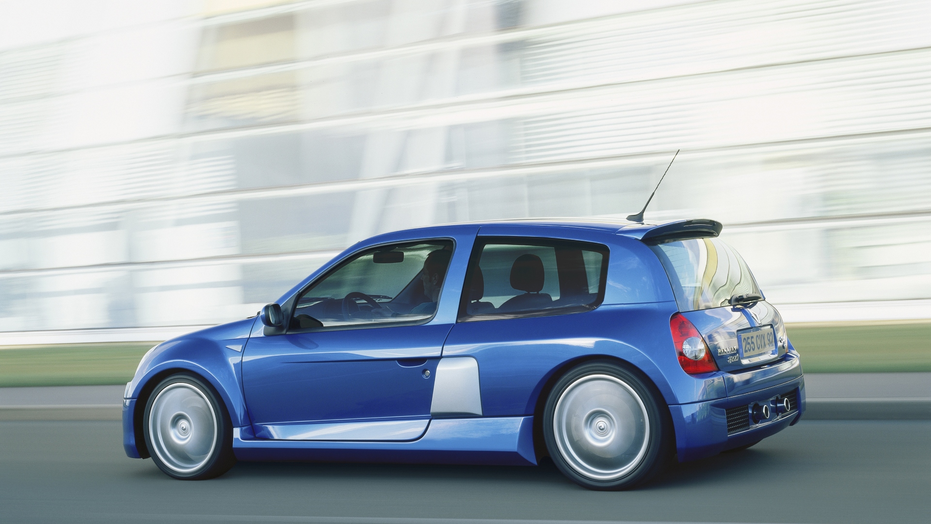 Renault-Clio-V6-2001-13