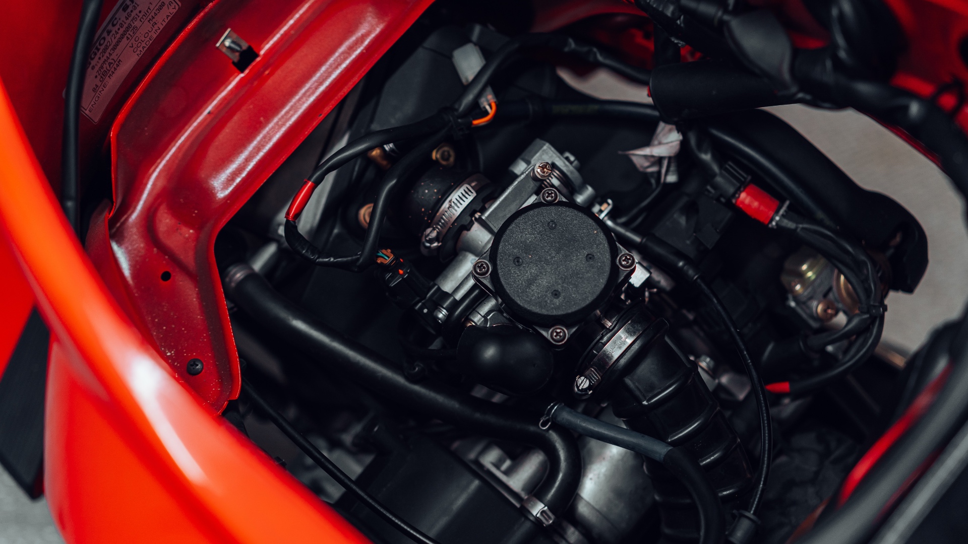 2007-Piaggio-Vespa-LX-125--Ferrari-Edition-_1406541