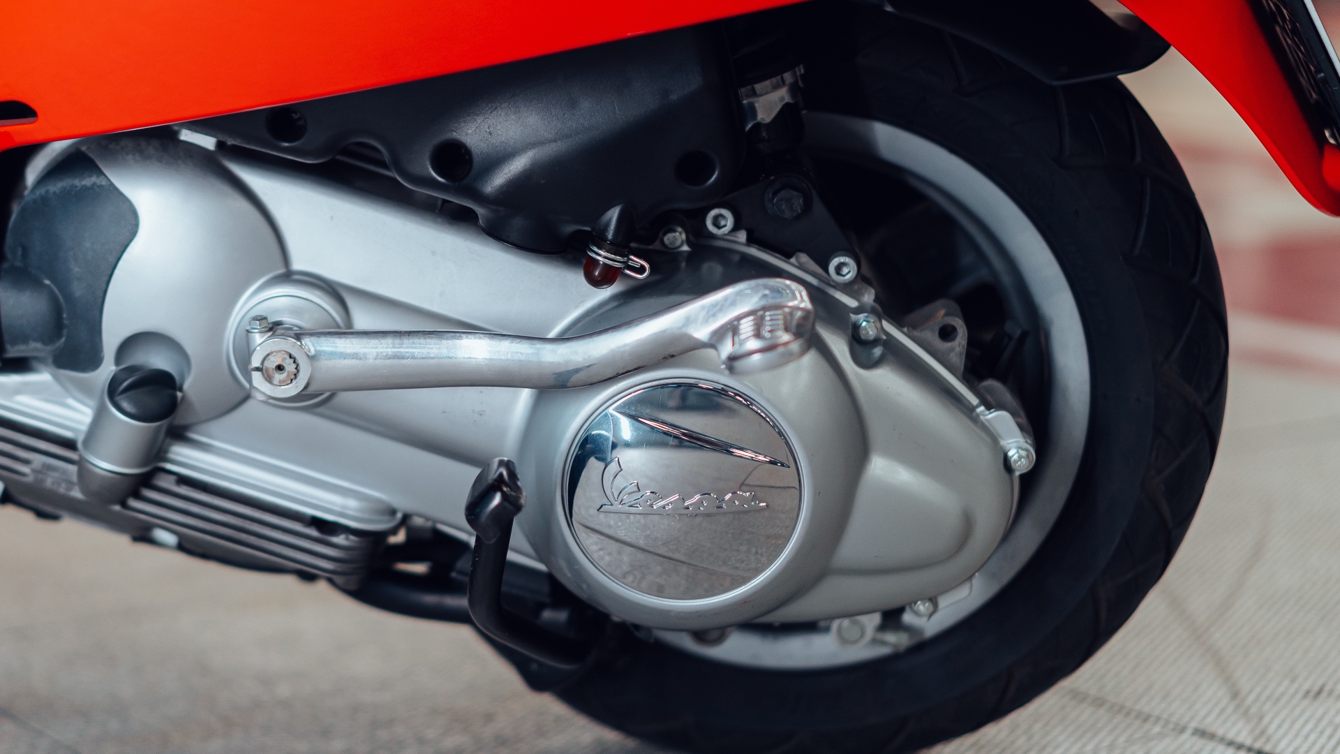 2007-Piaggio-Vespa-LX-125--Ferrari-Edition-_1406550