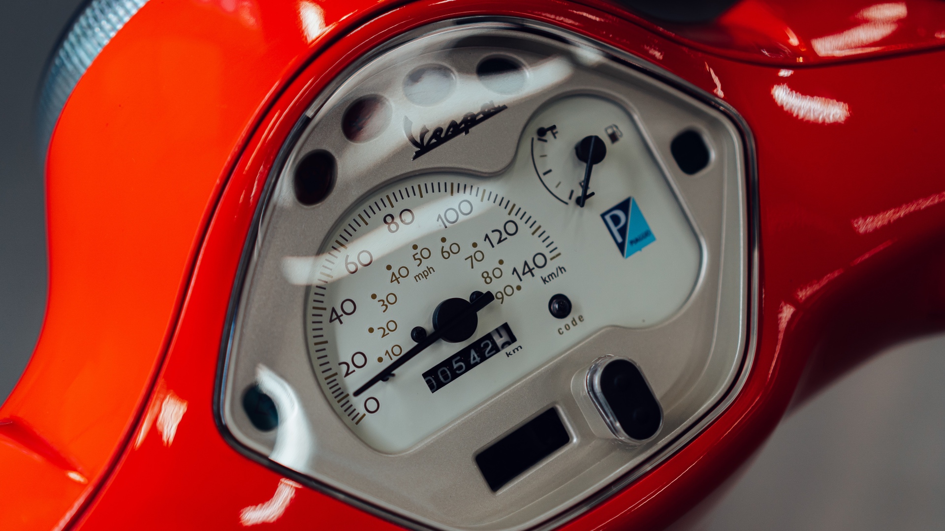 2007-Piaggio-Vespa-LX-125--Ferrari-Edition-_1406555