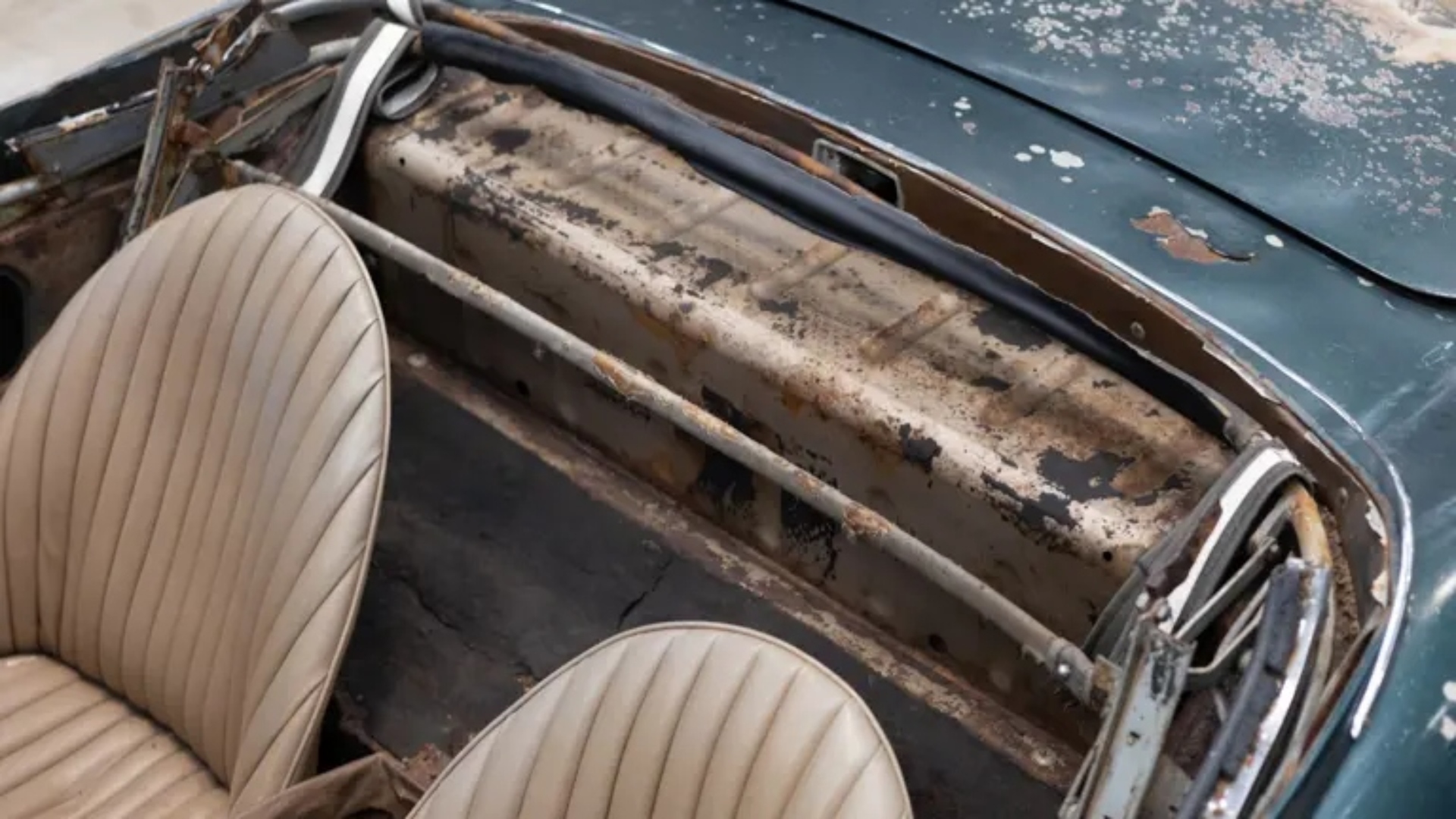 Jaguar-E-Type-barn-find-2026-13 Jaguar-E-Type-barn-find-2026-13