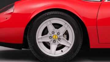 Ferrari Dino 246 GTS: con una “pompatina” così è ancora più sexy