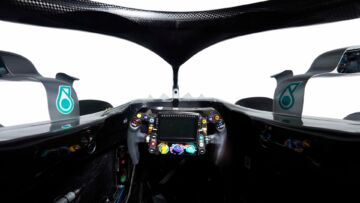 Sopra, il posto di guida della Mercedes-AMG F1 W09 del 2018; sotto, quello della W 196, la Formula 1 con cui la casa tedesca vinse il Mondiale nel 1954 e nel 1955