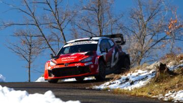 Le Rally 1 che corrono nel Mondiale oggi (sopra, una Toyota Yaris) hanno raggiunto potenze paragonabili a quelle dei “mostri” del gruppo B (sotto, una Ford RS200) che furono banditi nel 1986, ma sono molto più sicure