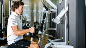 Fernando Alonso durante un allenamento in palestra nel 2018. Lo spagnolo si è laurearo campione del mondo di F1 nel 2005 e nel 2006 e oggi, a 44 anni, è il pilota più anziano del Mondiale