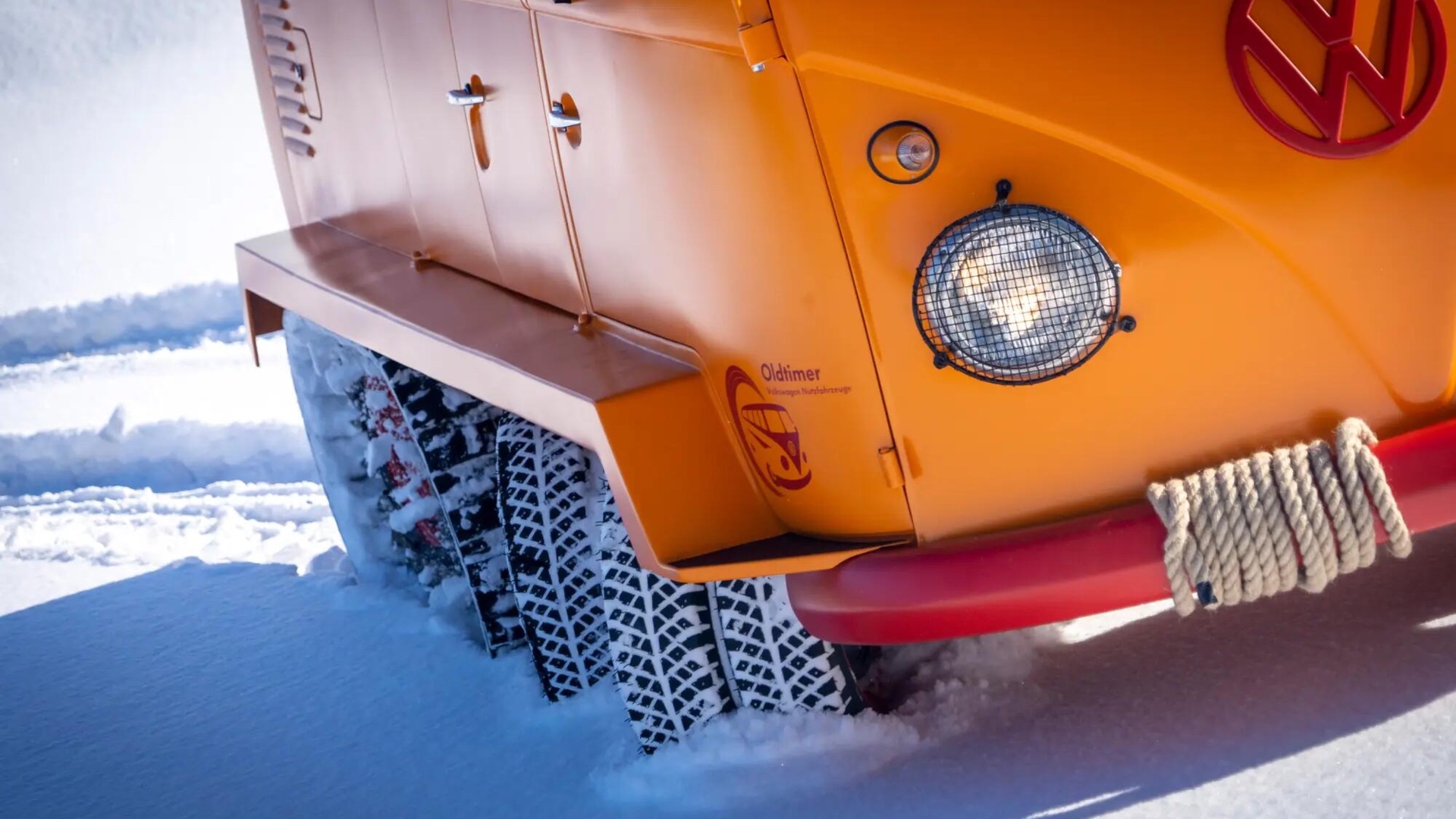 Qualcuno ha trasformato il furgone degli hippie in un cingolato