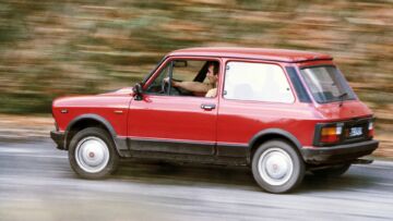 L’Autobianchi A112 Abarth (qui sopra) e la Volkswagen Golf GTI (qui sotto) hanno aperto la strada a intere generazioni di utilitarie e compatte sportive. Una categoria ormai in via d’estinzione