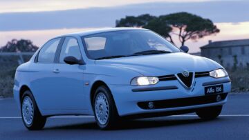 Sopra, l’Alfa Romeo 156, berlina dalla meccanica raffinata il cui successo si deve anche ai vivaci motori turbodiesel con cui era proposta in alternativa ai quattro cilindri Twin Spark e ai V6 a benzina; sotto, un’Audi Q5 ibrida nel grintoso allestimento S-Line