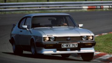 Sopra, una Ford Capri Turbo degli anni ’80: allestita dalla filiale tedesca della casa con un kit estetico molto vistoso, era mossa da un 2.8 V6 da 190 CV; sotto, la Capri oggi in vendita: una crossover elettrica che sfrutta la base meccanica della “cugina” Explorer