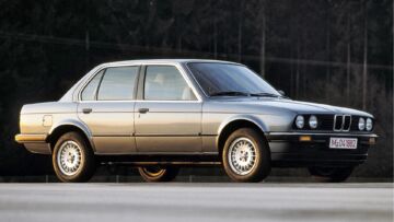Sopra, la BMW Serie 3 E30 del 1982; sotto, l’erede siglata E36 arrivata otto anni dopo con un look molto più moderno