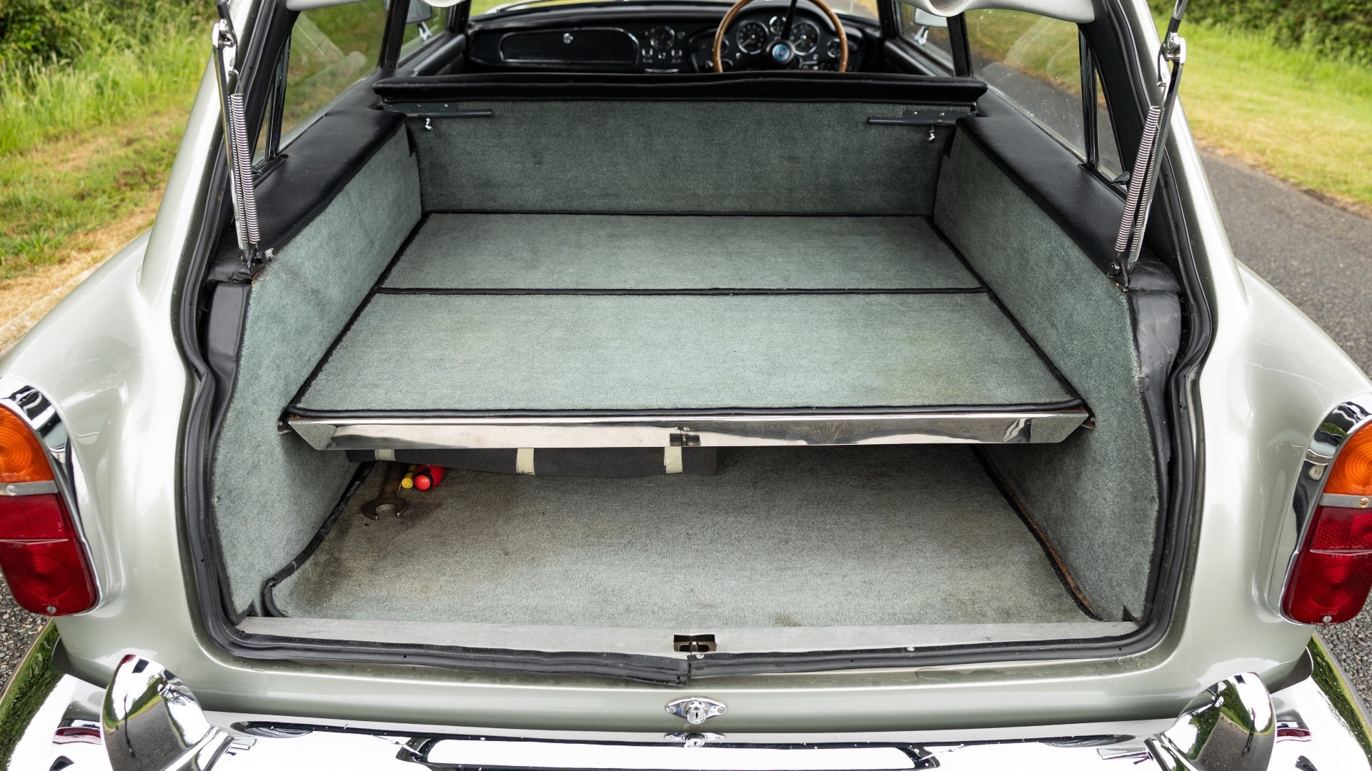 1966-Aston-Martin-DB5-Shooting-Brake-by-Radford_1455704