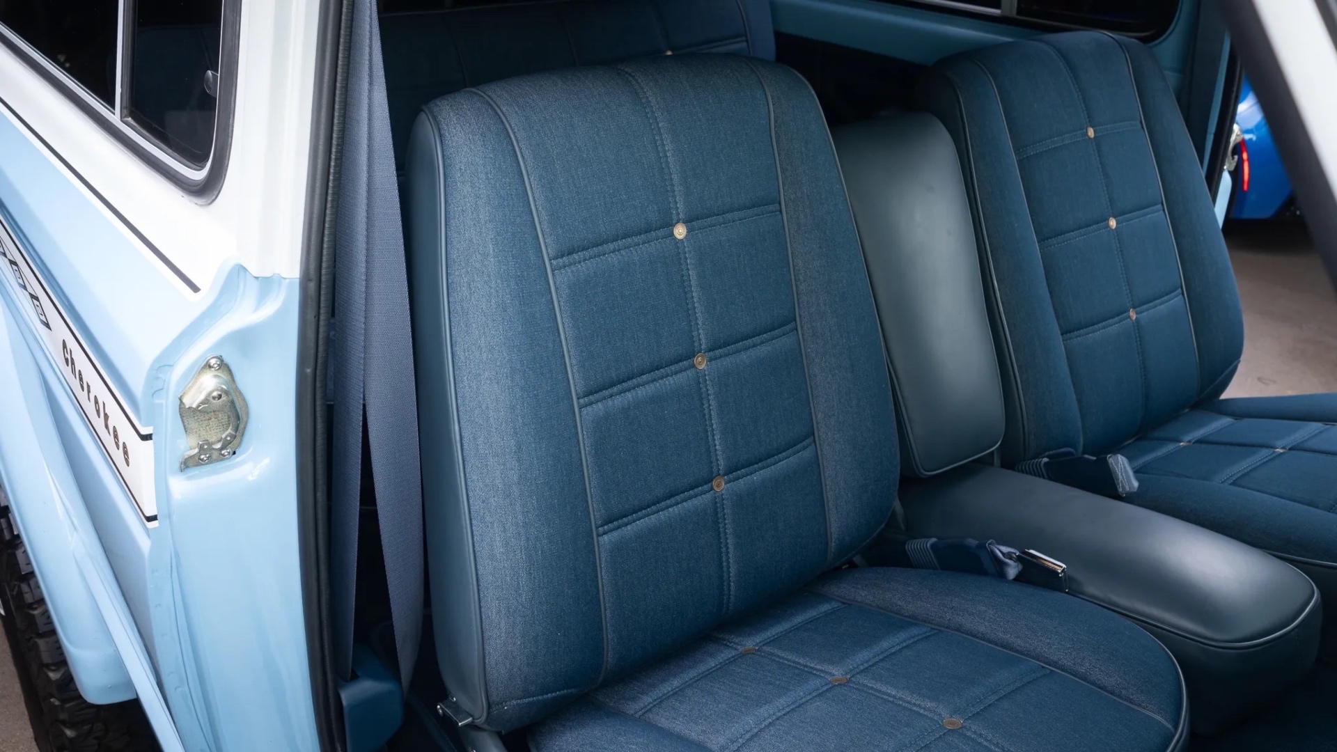 jeep-cherokee-v10-restomod-bring-a-trailer-vigilante-4x4-14 jeep-cherokee-v10-restomod-bring-a-trailer-vigilante-4x4-14