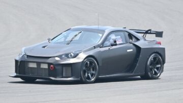 Il prototipo della sportiva della Toyota che dovrebbe arrivare a fine 2028 e, sotto, la FT-Se svelata nel 2023 a Tokyo Il prototipo della sportiva della Toyota che dovrebbe arrivare a fine 2028 e, sotto, la FT-Se svelata nel 2023 a Tokyo