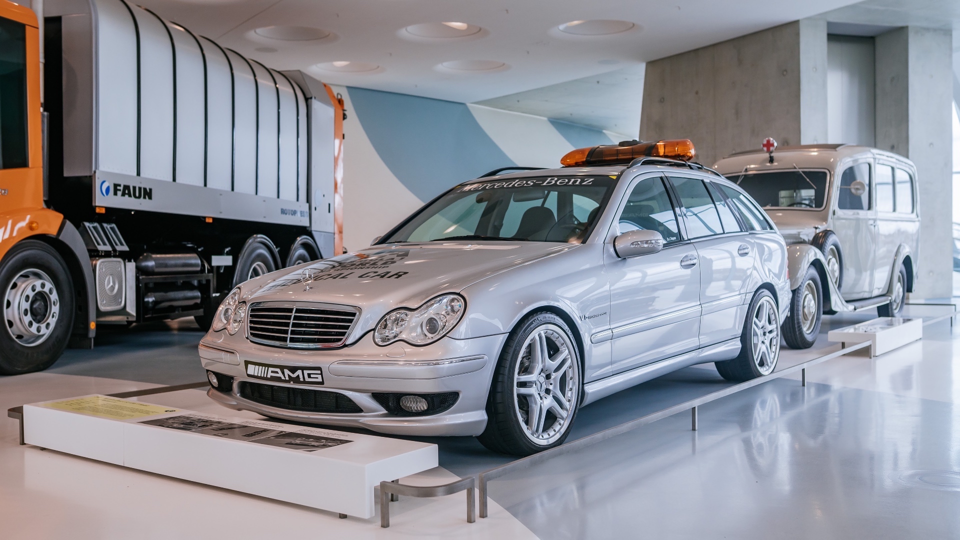 mercedes-amg-c-32-f1-medical-car-1