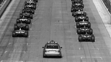 Großer Preis der USA in Indianapolis am 29. September 2002, kurz vor dem Start. Das C 32 AMG Official FIA F1® Medical Car (Baureihe 203) folgt dem Feld durch die unfallträchtige erste Runde.USA Grand Prix in Indianapolis on 29 September 2002, shortly before the start. The C 32 AMG Official FIA F1® Medical Car (model series 203) follows the field through the first lap, a phase in which accidents are likely.