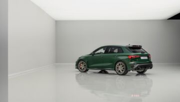 Malachite green, indoor static photo, exterior, three-quarter rear view Malachite green, indoor static photo, exterior, three-quarter rear view