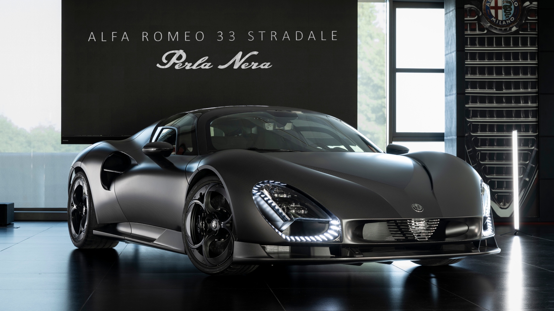 Alfa Romeo 33 Stradale Perla Nera: ode alla fibra di carbonio