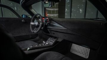 Alfa-Romeo-33-Stradale-Perla-Nera-2026-15