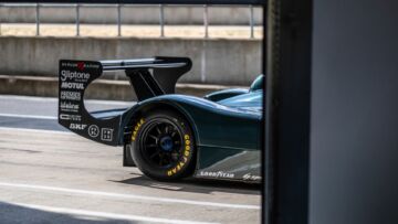 La terrificante BRM P351 è tornata e cerca miglior fortuna La terrificante BRM P351 è tornata e cerca miglior fortuna