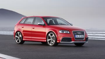 2009: 2.5 TFSI with gasoline direct injection, turbocharger and intercooler:
30 years after the first five-cylinder turbocharged gasoline engine was presented, Audi once again introduces a model with a five-cylinder gasoline engine and turbocharger at the Geneva Motor Show: the TT RS. The powerplant delivers 250 kW (340 hp) at 6,500 revolutions per minute from 2,480 cc and 450 newton meters (331.90 lb-ft) at 5,300 rpm. From 2011, this engine is also used in the RS 3 Sportback and from 2014 in the updated RS Q3. In the 2012 TT RS plus, the engine produces 265 kW (360 hp) at 6,700 revolutions per minute and develops 465 newton meters (342.97 lb-ft) of torque at 5,400 rpm. 2009: 2.5 TFSI with gasoline direct injection, turbocharger and intercooler:
30 years after the first five-cylinder turbocharged gasoline engine was presented, Audi once again introduces a model with a five-cylinder gasoline engine and turbocharger at the Geneva Motor Show: the TT RS. The powerplant delivers 250 kW (340 hp) at 6,500 revolutions per minute from 2,480 cc and 450 newton meters (331.90 lb-ft) at 5,300 rpm. From 2011, this engine is also used in the RS 3 Sportback and from 2014 in the updated RS Q3. In the 2012 TT RS plus, the engine produces 265 kW (360 hp) at 6,700 revolutions per minute and develops 465 newton meters (342.97 lb-ft) of torque at 5,400 rpm.