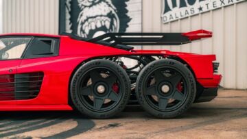 Questa Ferrari Testarossa ha 6 ruote e 8 cilindri. Cosa?! Questa Ferrari Testarossa ha 6 ruote e 8 cilindri. Cosa?!