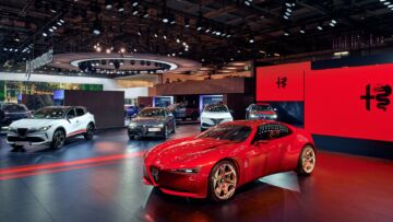 La Cuore Rosso al salone di Parigi 2026. Dietro, le Alfa Romeo oggi in vendita: da sinistra a destra, la crossover Junior, la berlina Giulia e le suv Tonale e Stelvio La Cuore Rosso al salone di Parigi 2026. Dietro, le Alfa Romeo oggi in vendita: da sinistra a destra, la crossover Junior, la berlina Giulia e le suv Tonale e Stelvio