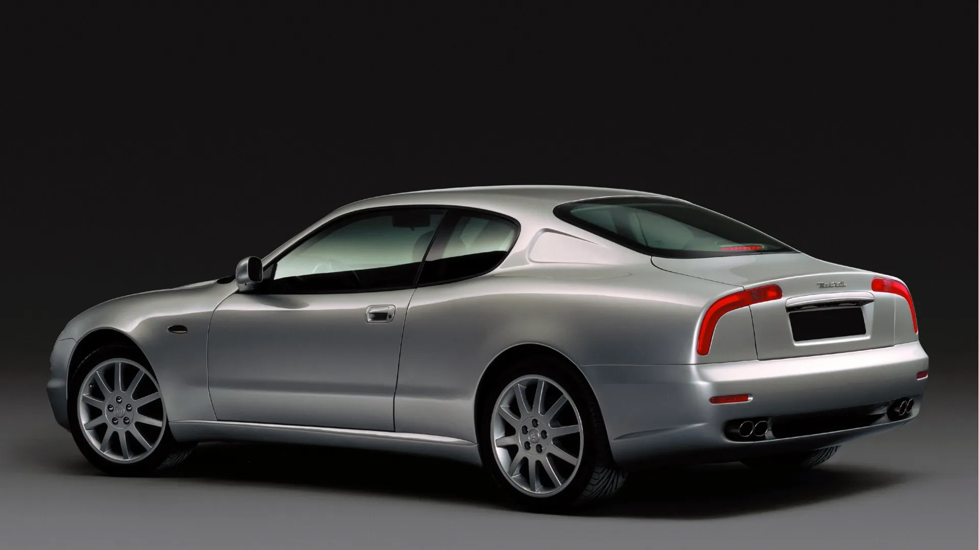 Lanciata nel 1998 e rimasta in produzione fino al 2002, la 3200 GT è l’ultima vettura del Tridente equipaggiata con un motore V8 progettato e costruito interamente dalla Maserati (tutti i successivi hanno il basamento Ferrari). Sotto il cofano anteriore pulsa un esuberante 3.2 biturbo con 368 CV derivato da quello della Shamal Lanciata nel 1998 e rimasta in produzione fino al 2002, la 3200 GT è l’ultima vettura del Tridente equipaggiata con un motore V8 progettato e costruito interamente dalla Maserati (tutti i successivi hanno il basamento Ferrari). Sotto il cofano anteriore pulsa un esuberante 3.2 biturbo con 368 CV derivato da quello della Shamal